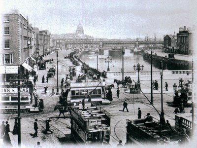 O Connell Bridge e il fiume Liffey, Dublino, c.1900 da Irish Photographer